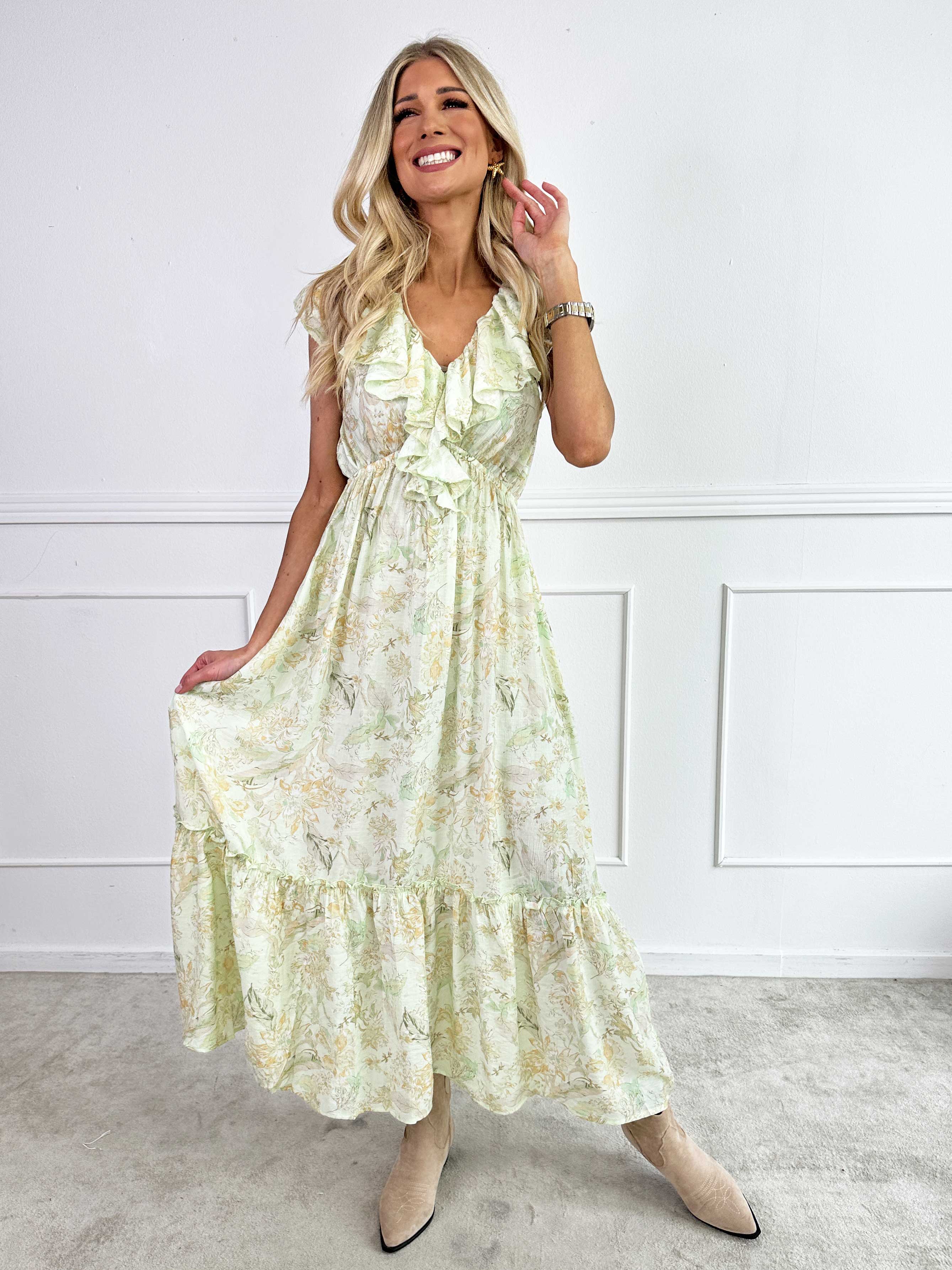 Daenerys - Sød sommerkjole i viskose med flæser og blomster